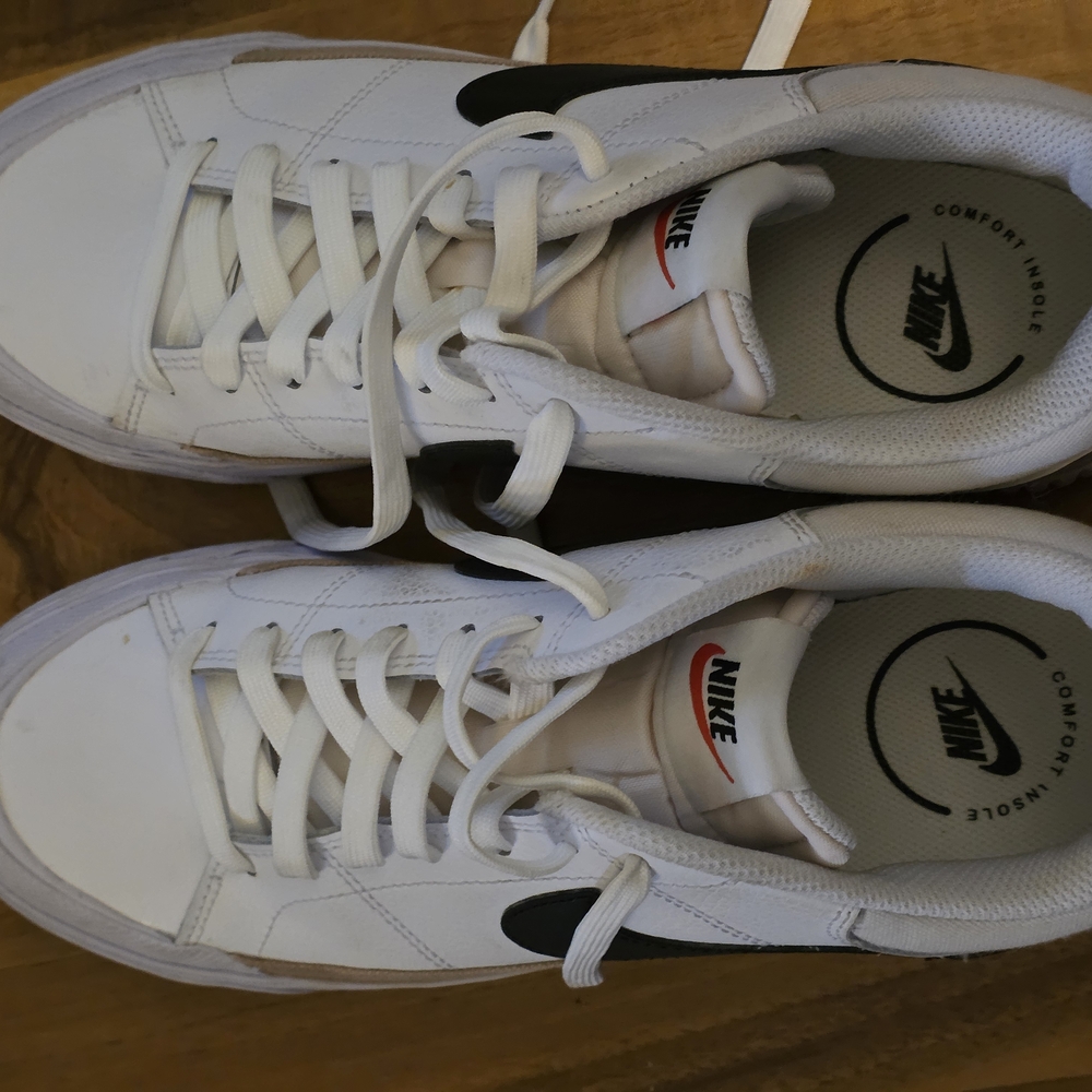 Nike White and Black Athletic Shoes Sleek Minimalist Design